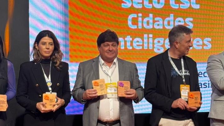 grupo de pessoas posa para a foto